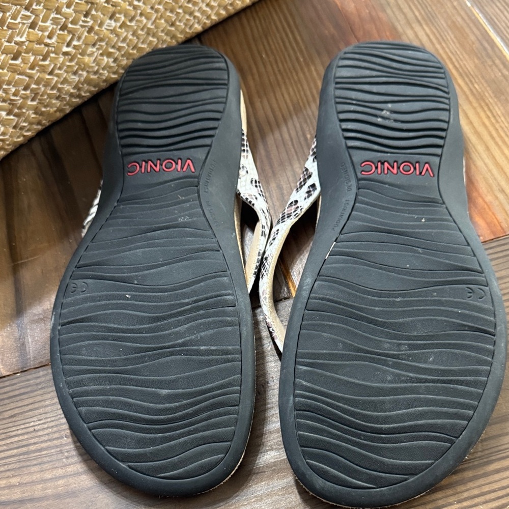 Vionic Women's leopard print  Sandals - Picture 6 of 7